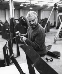 Anthony Caro in his studio c. 1975 (Photo John Goldblatt ©The Anthony Caro Centre)